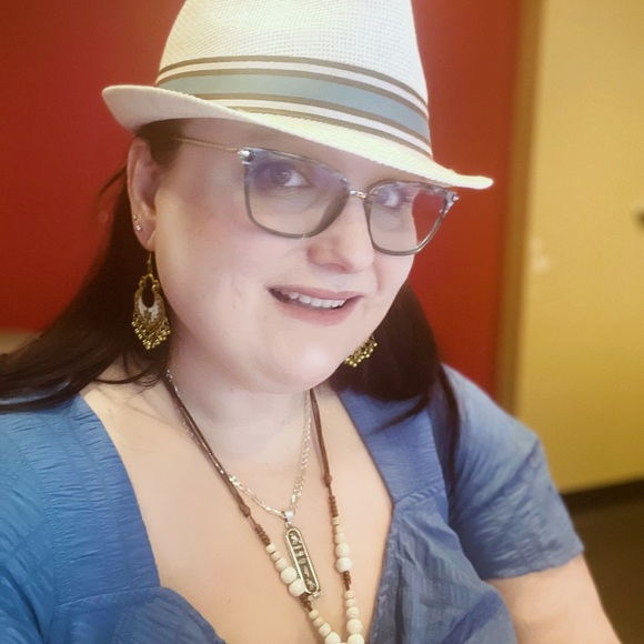 Meet your Posher, Andrea - Picture 5 of 6